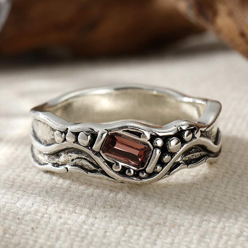 Lady's Vintage Textured Wavy Ring, Exquisite Party Accessory